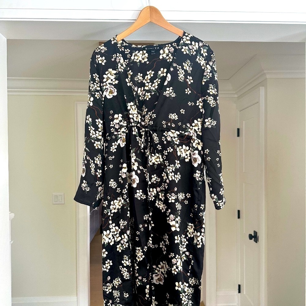 R.-YA Kimono-style Long Sleeve Duster. Gorgeous White Floral Print on Black. OS.